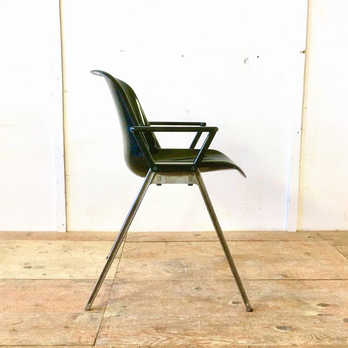 Schalensitz Stühle von Burkhard vogtherr Design Stapelstühle vintage Gartenstühle designklassiker fieberglas