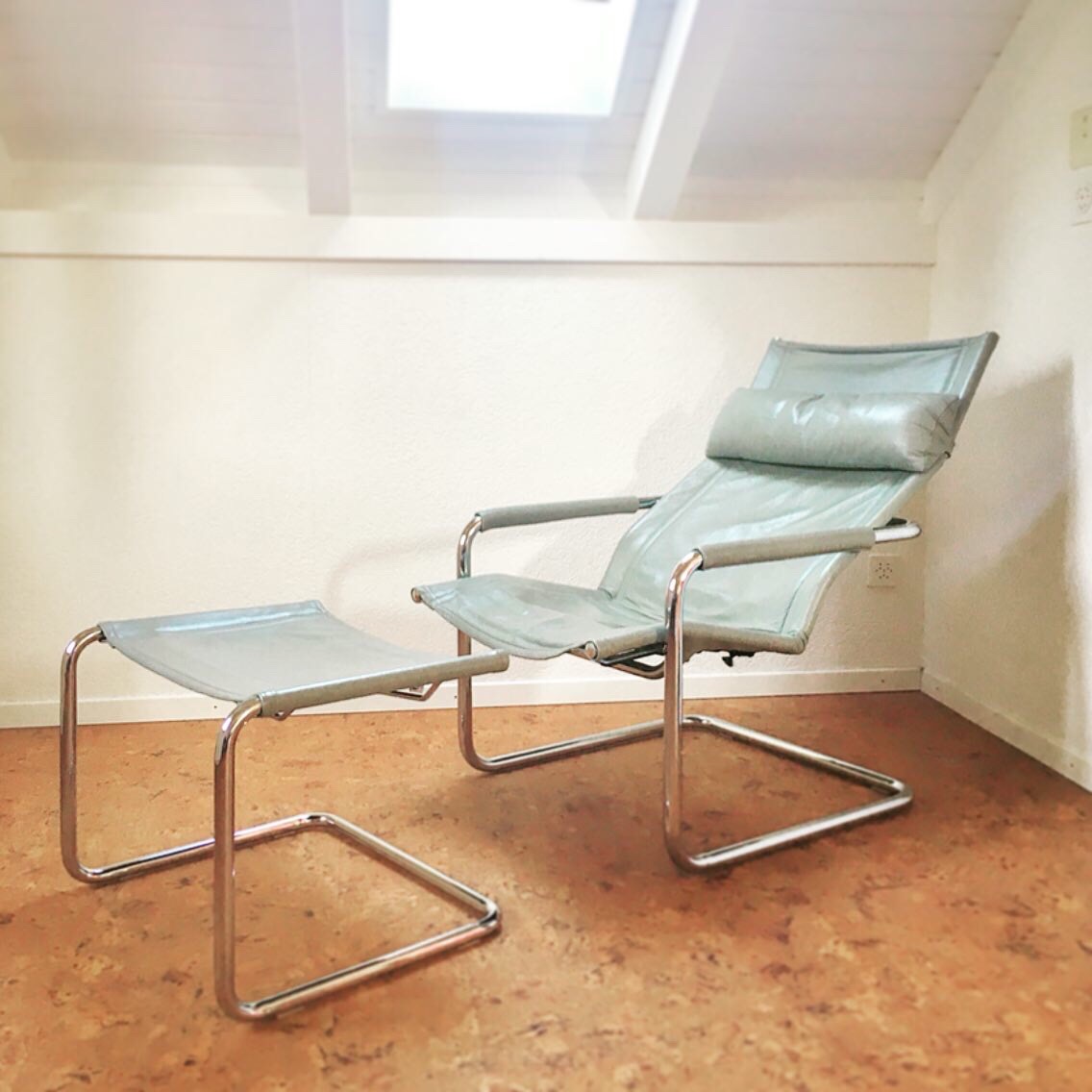 Bauhaus Epoche Sessel Stahlrohr-Möbel Vintage-Sessel Ledersessel mit Ottoman. Freischwinger Bauhaus Sessel.