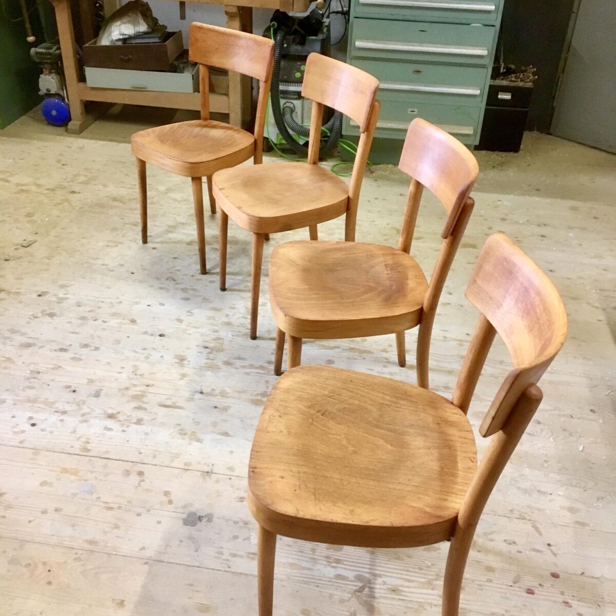 4 Beizenstühle von Keusch und Sohn. Buchenholz Stühle mit runden Beinen. Matte rötlich braune Patina. 