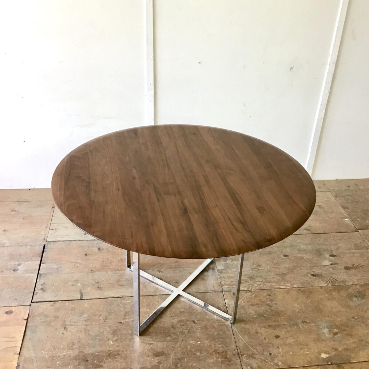 Runder Tisch Durchmesser 120cm Höhe 74cm. Das Tischblatt ist aus Nussbaum Vollholz, Kanten schön abgerundet. Tischfuss Metall verchromt kann liegend auch als Salontisch verwendet werden höhe 54cm.