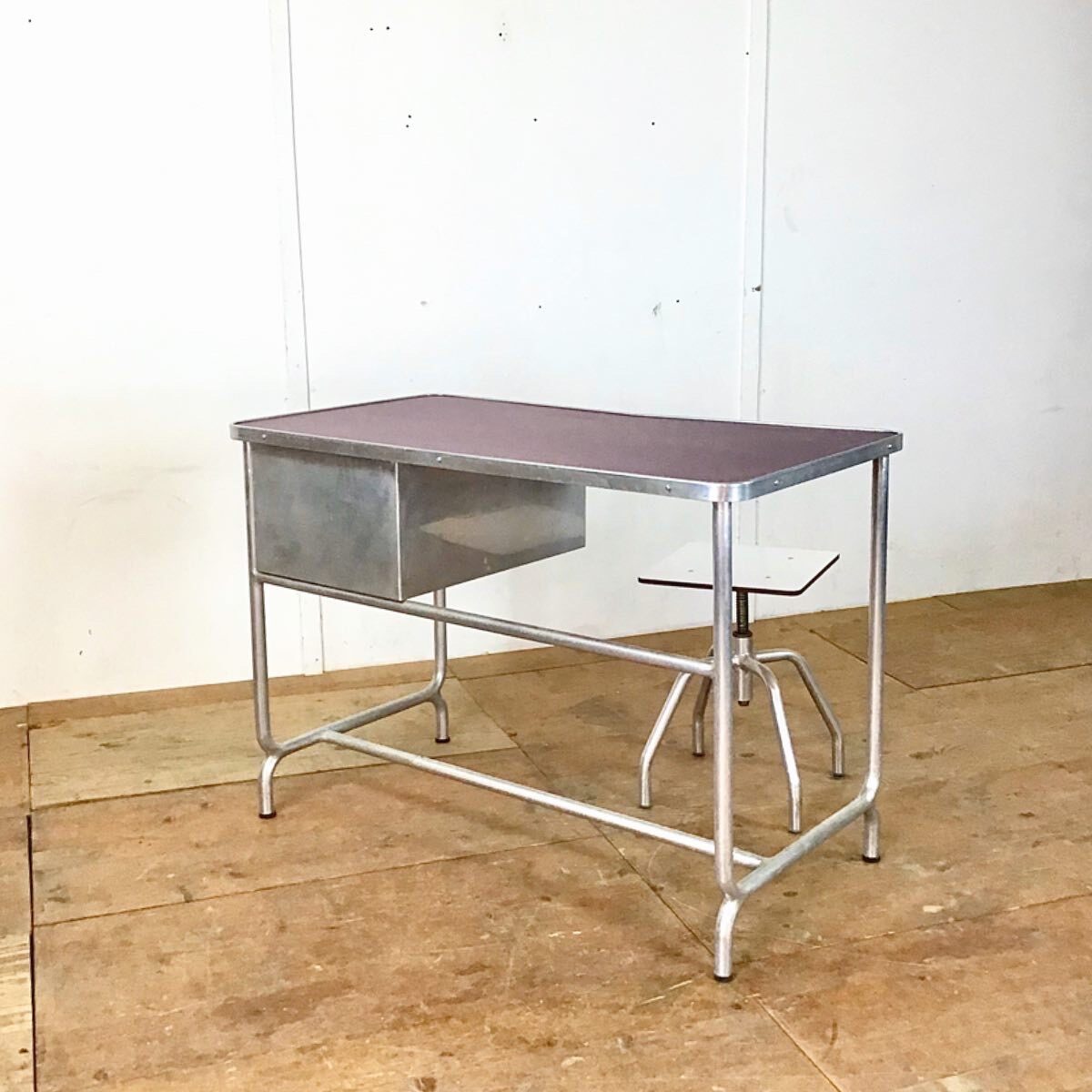 Aluminium Tisch. Schreibtisch mit Schubladen. 111cm mal 60cm höhe 78cm. Der Stuhl ist höhenverstellbar. Tisch Oberfläche matt Violett lackiert