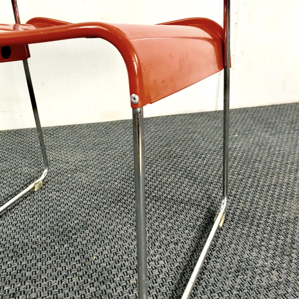 Einzelner Metall gartenstuhl von rodney kinsman für biffeplast. Midcentury Stuhl Metall gestell verchromt lehne und Sitz Metall rot lackiert.