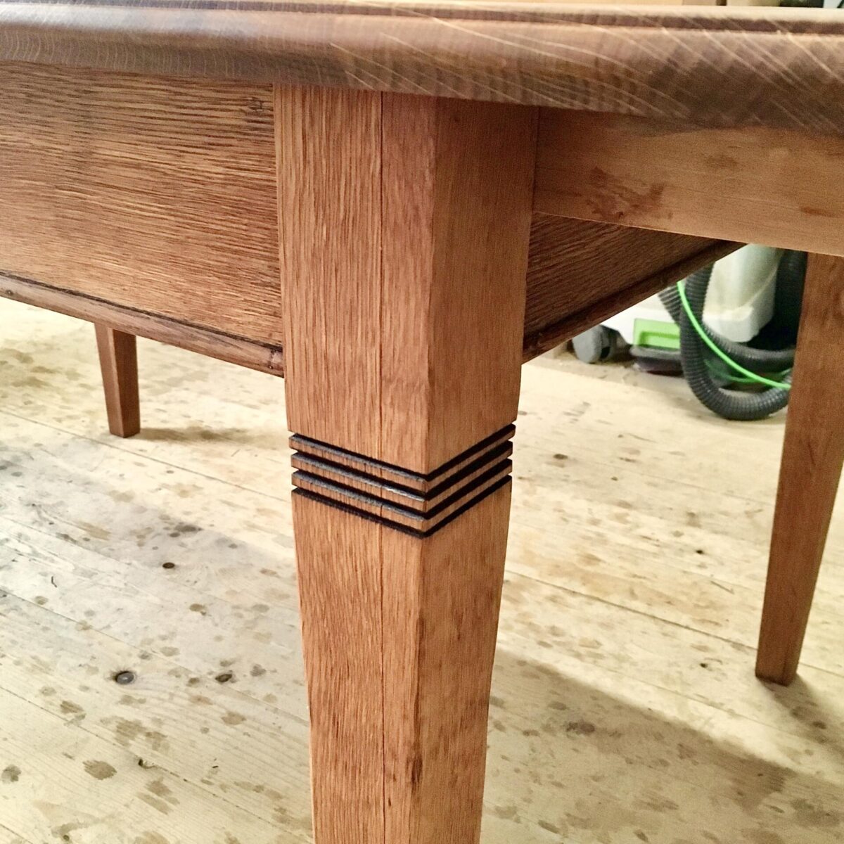 Massivholz Eichen Tisch 226cm ausgezogen mal 100cm höhe 76cm. Die Verlängerungselemente sind je 44cm, und können praktisch im Bauch des Tisches eingeklappt werden. Die kleinste Variante ist 138cm mal 100cm. 