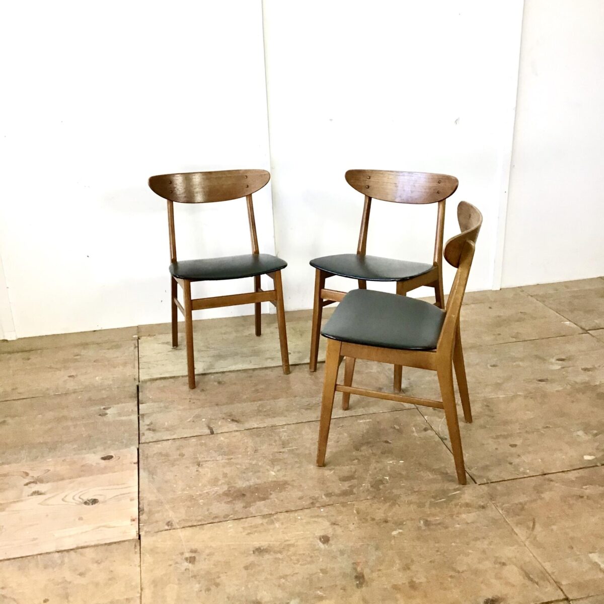 Drei Stühle von Farstrup Denmark. Buchenholz Gestell mit Teak Rückenlehne. Sitzfläche schwarzes Kunstleder. 