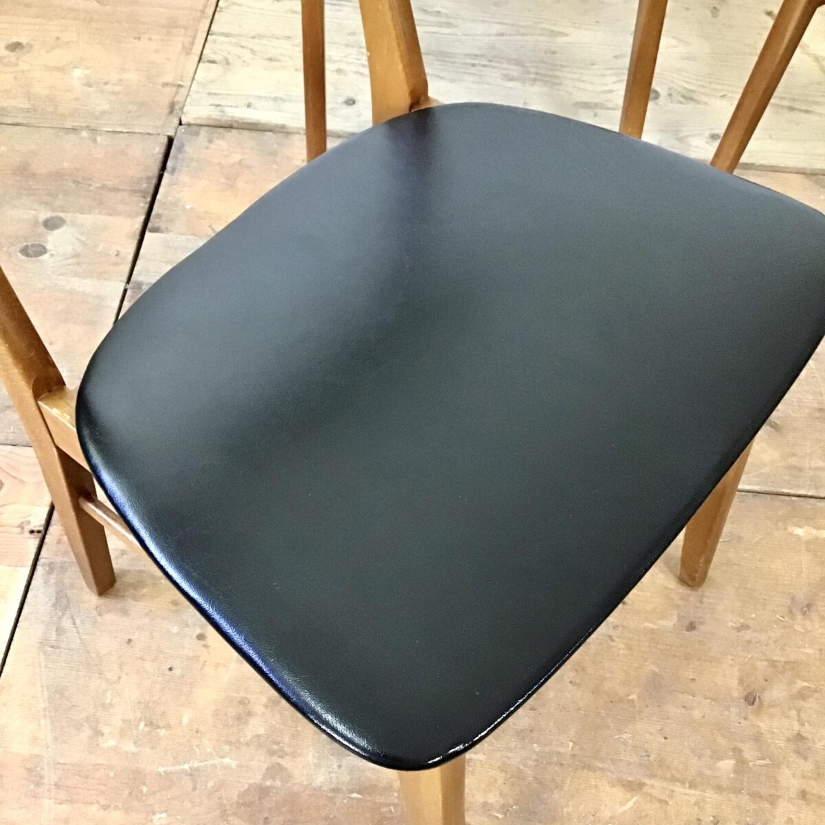 Drei Stühle von Farstrup Denmark. Buchenholz Gestell mit Teak Rückenlehne. Sitzfläche schwarzes Kunstleder. 