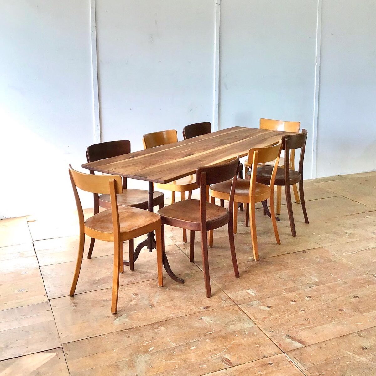 Alter Wirtshaustisch aus Nussbaumholz mit horgenglarus Gussfüssen 200 x 69 Höhe 75cm. 