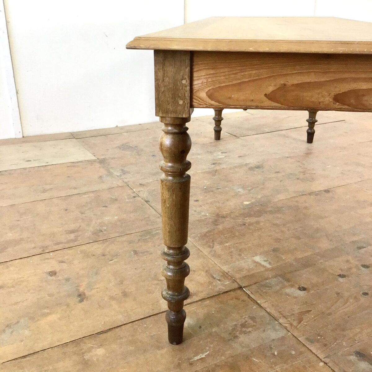Antiker Beizentisch aus Frankreich 220 x 76.5cm Tischblatt Tanne Massivholz mit Eichen Umrandung. Der lange Esstisch, mit gedrechselten Eichenholz Beinen, bietet Platz für bis zu 10 Personen.  