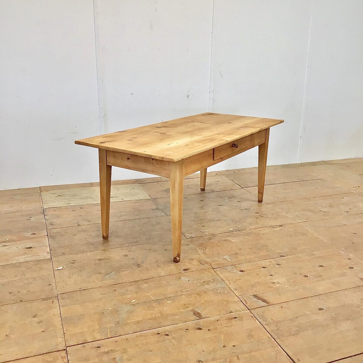 Tannenholztisch 182x83cm Höhe 78cm. Das Tischblatt ist teilweise etwas uneben. Die Beine wurden mal etwas verlängert um die Beinfreiheit zu vergrössern. Die Holz Oberflächen sind geölt, warme matte Ausstrahlung. An der einen Längsseite hat es eine Besteck Schublade, mit Holzgriff. 