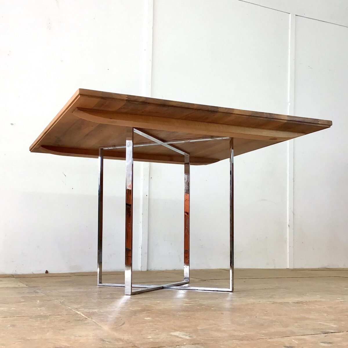 Schlichter Sitzungstisch aus Nussbaum Vollholz, mit Metallfuss verchromt.110x110cm Höhe 75cm. Holzoberfläche mit Naturöl behandelt.