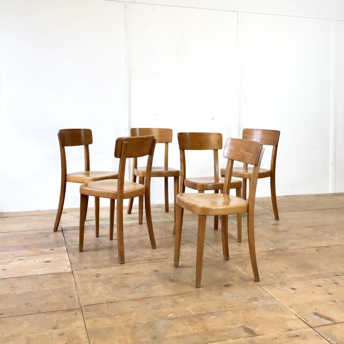Stabile Qualitäts Stühle von Tütsch Klingnau, mit Alterspatina. Preis pro Stuhl. Simple funktionale Esszimmer Stühle ähnlich dem horgenglarus Classic Modell.