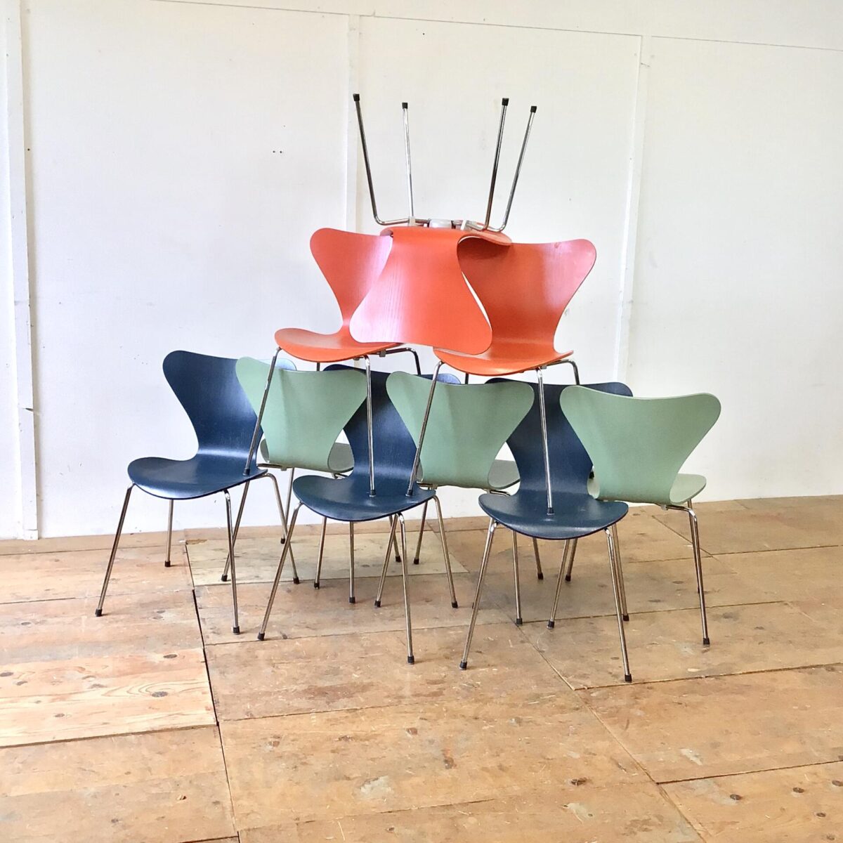 9 Arne Jacobsen Stühle von Fritz Hansen. Preis pro Stuhl. Je 3 in der gleichen Farbe. Sitzschalen teilweise leicht abgewetzt. Technisch in einwandfreiem Zustand.