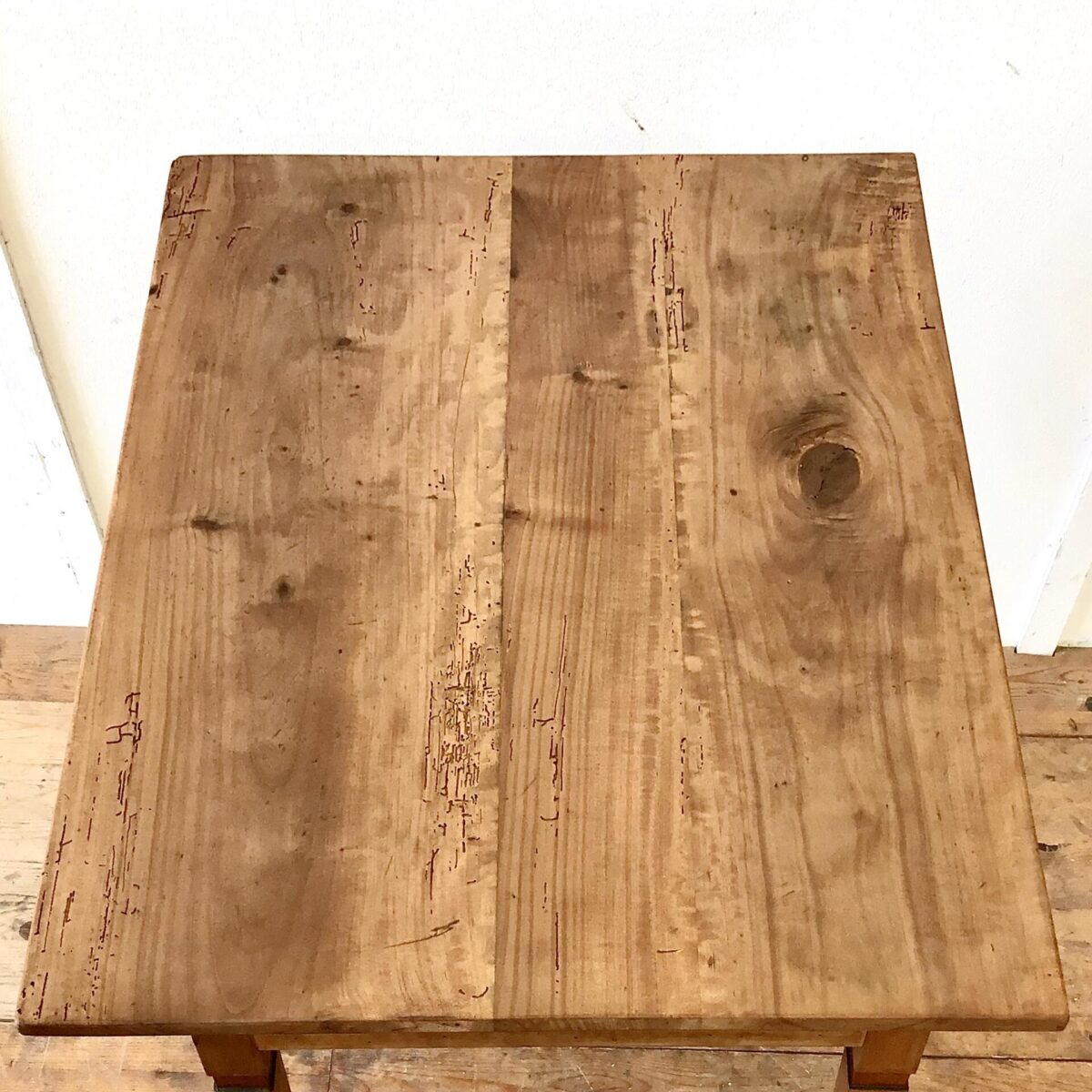 Kleiner Biedermeier Schreibtisch mit Schublade aus Nussbaumholz. 88.5x61.5cm Höhe 74.5cm. Der Tisch hat deutliche Altersspuren wie das leicht unebene Tischblatt mit Wurmlöchern und Alterspatina. Oder die abgebrochenen Ecken der Schubladenfront. Die Beine sind frisch verleimt und wieder stabil. Die Holz Oberflächen sind komplett geschliffen und mit Naturöl behandelt.