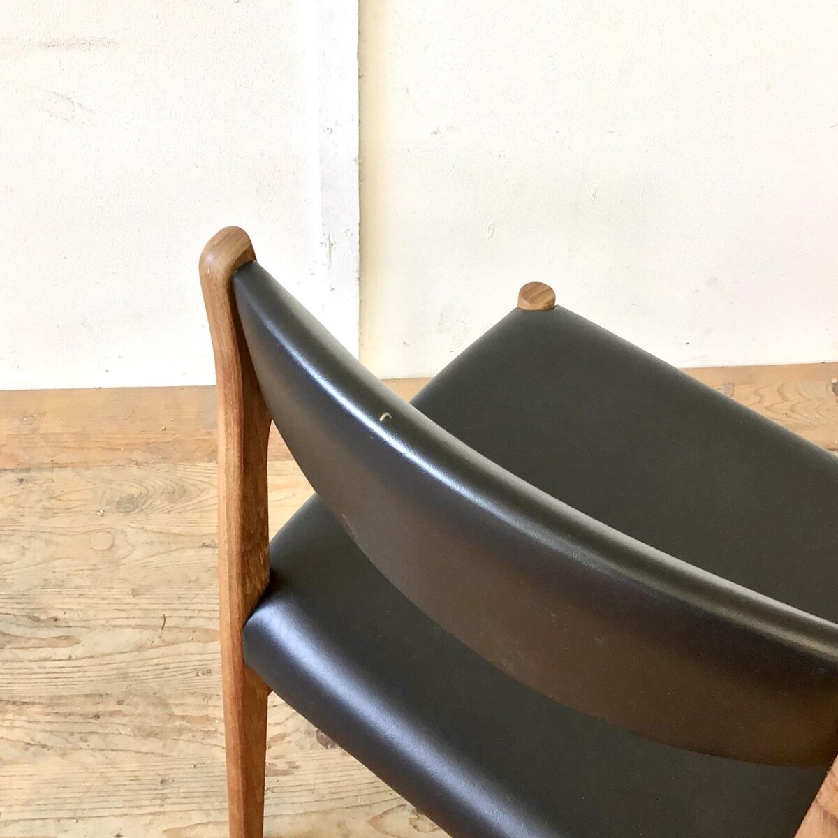 6 Midcentury Esszimmer Stühle von SAX Denmark. Stabiler guter Zustand, Lehne und Sitzfläche schwarzes Kunstleder oder Vinyl. Zwei haben kleinere Risse beim Bezug an der Lehne. Ist auf den Fotos ersichtlich. 