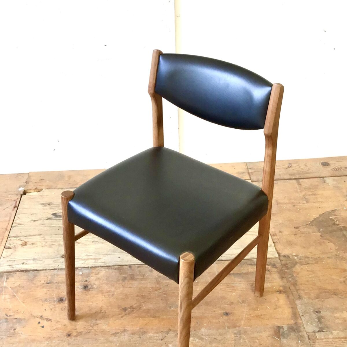 6 Midcentury Esszimmer Stühle von SAX Denmark. Stabiler guter Zustand, Lehne und Sitzfläche schwarzes Kunstleder oder Vinyl. Zwei haben kleinere Risse beim Bezug an der Lehne. Ist auf den Fotos ersichtlich. 