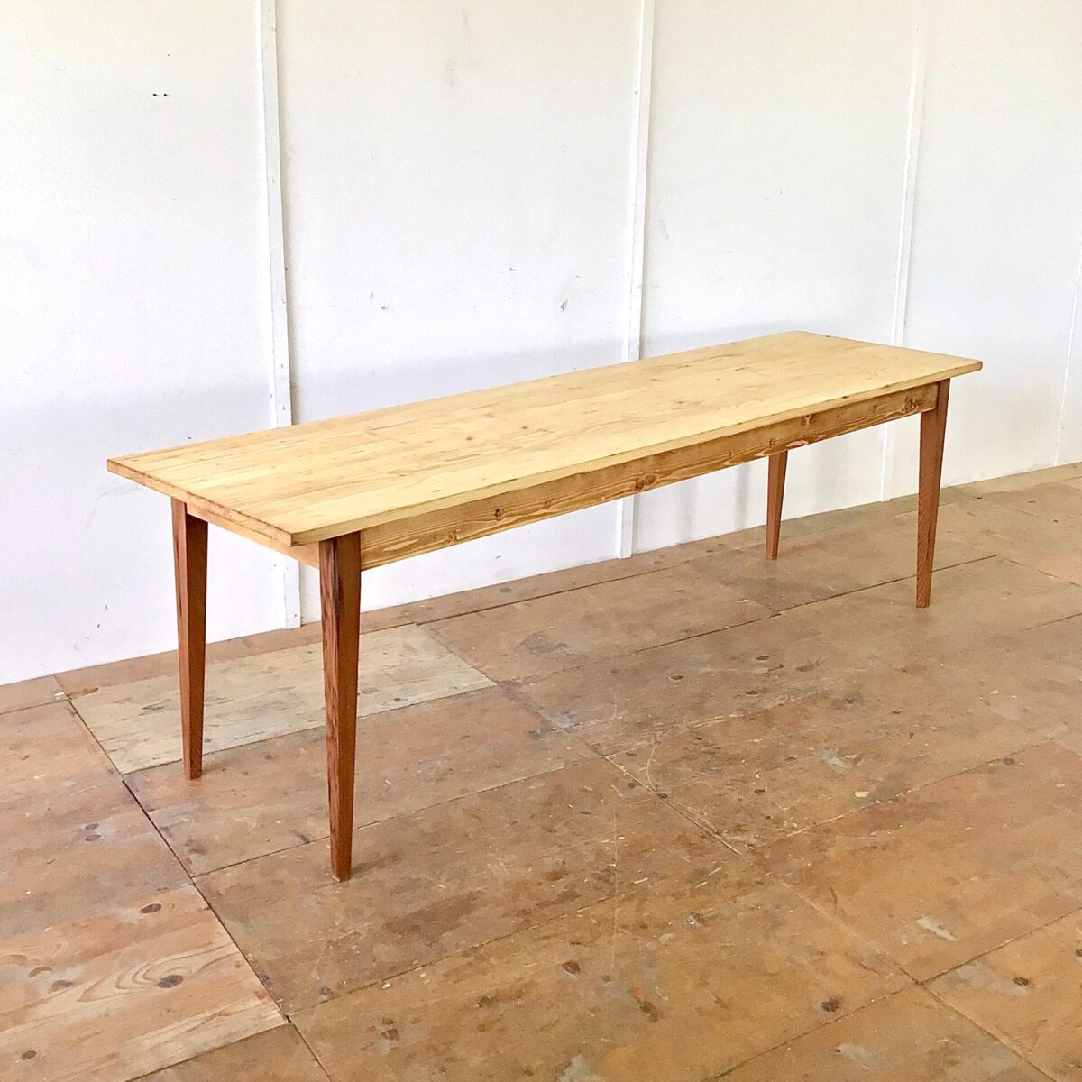 Tannenholz Biedermeiertisch 250x70cm Höhe 77cm. Dieser schlichte lange Holztisch haben wir bei der Restaurierung möglichst geradlinig und Kantig belassen. Der Tisch ist mit Naturöl behandelt. Die Tischbeine sind aus Lärchenholz. 