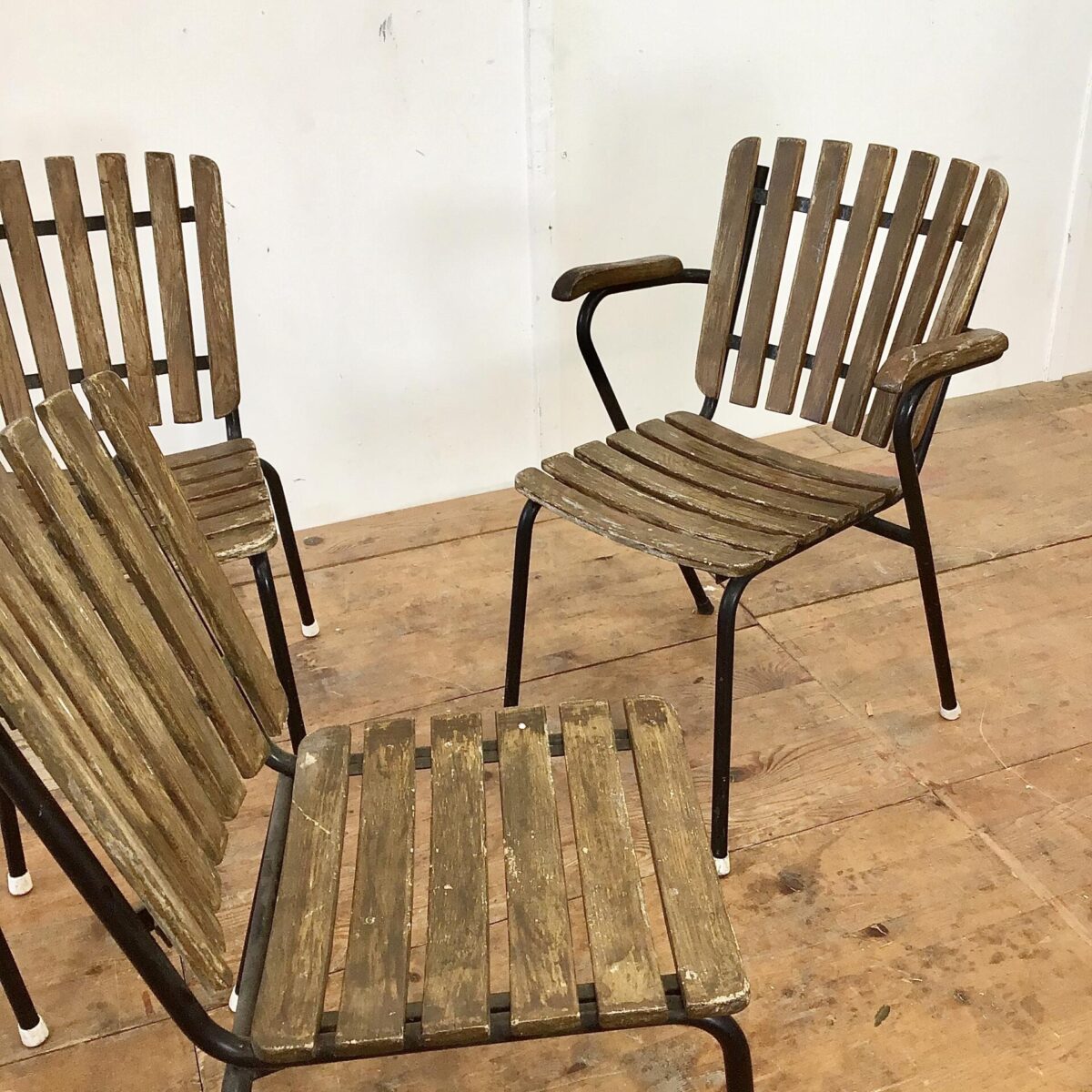 Vintage Gartenstühle stapelbar mit Holzlatten. Einer mit Armlehnen und drei ohne. Hersteller nicht ersichtlich, Bks Denmark hat Gartenstühle in ähnlichem Stil produziert. Die Holzlatten wurden mal etwas gebeizt, hätte man auch schöner machen können. Aber insgesamt in gesundem Vintage Zustand.