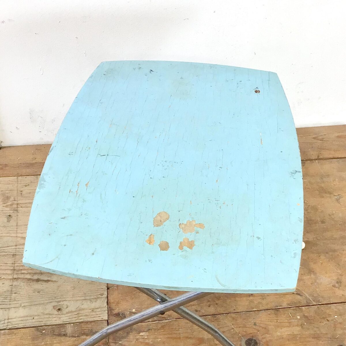 Vintage Kinderstuhl und Tisch. Vom Holländischen Kinderwagen Hersteller Van Delft. Der Stuhl lässt sich zusammen mit dem Tischgestell zum Hochstuhl umbauen. Tischgrösse 56x42cm Höhe 52cm. Sitzhöhe des Stuhls 28cm. 