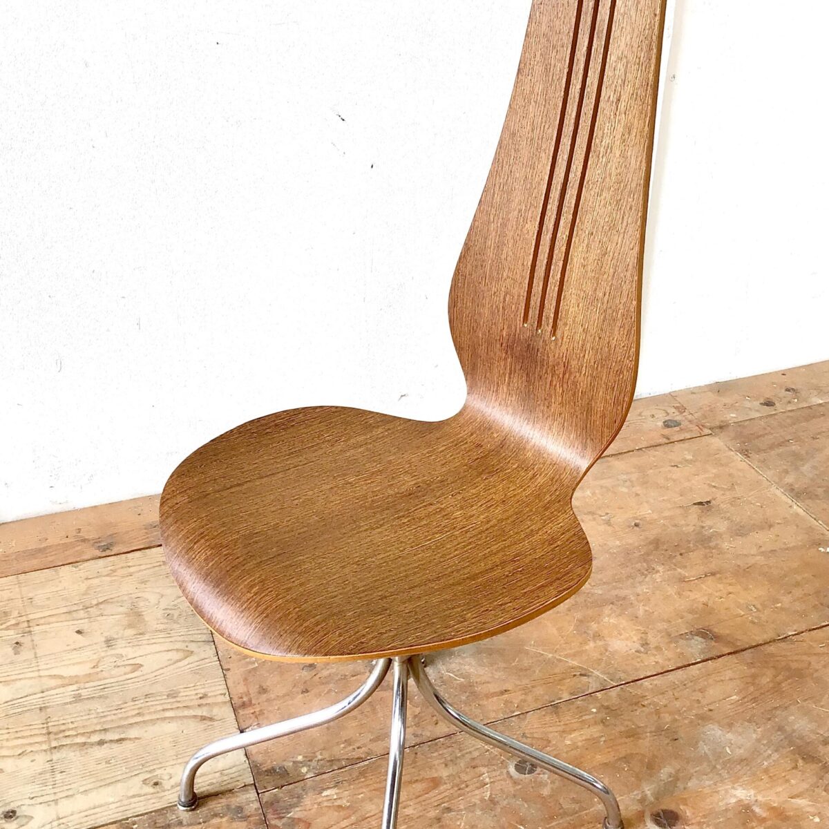 Midcentury Esszimmer Stühle von Theo Häberlin aus den 70er Jahren. Sitzhöhe 45cm gesamt Höhe ca. 106cm. Die Formsperrholz Sitzschale, mit hohem Rücken, ist angenehm zwischen den Schulterblättern. Diese Stühle heben sich vorallem durch die Höhe von anderen Stühlen ab. Die Lehne überragt deutlich die Höhe einer Tischkante. Das Metall Untergestell ist verchromt, stabil und hochwertig ausgeführt. Der kleine Metall Würfel, durch den die Stuhlbeine verlaufen, erinnert mich an Art déco Möbel Elemente. Einer der Stühle unterscheidet sich deutlich durch die lebhafte Holzmaserung. 
