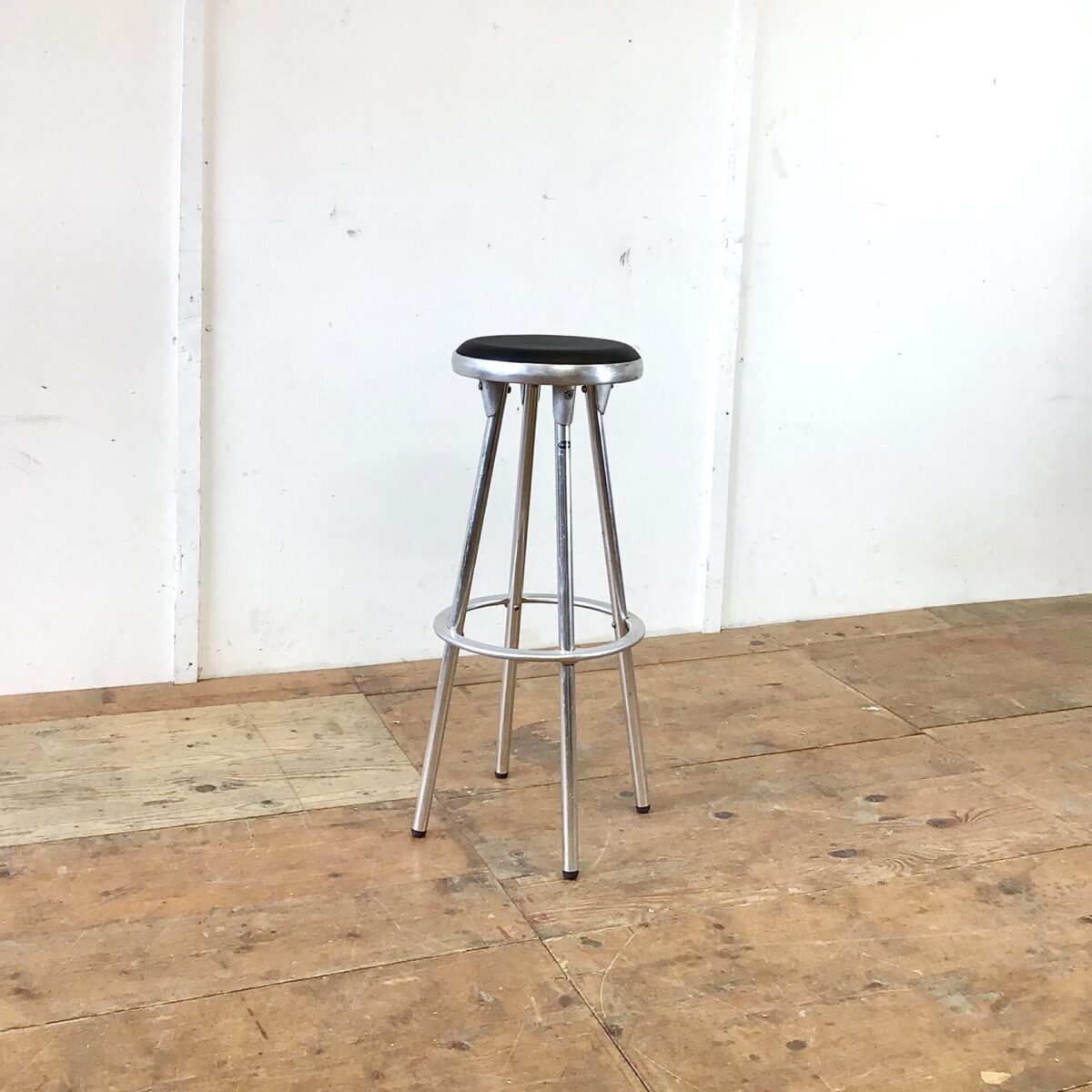 Vintage Aluminium Barhocker. Durchmesser der Grundfläche 41cm Höhe 81cm. Simple Barstühle mit Aluminiumguss Elementen. Preis pro Stück.