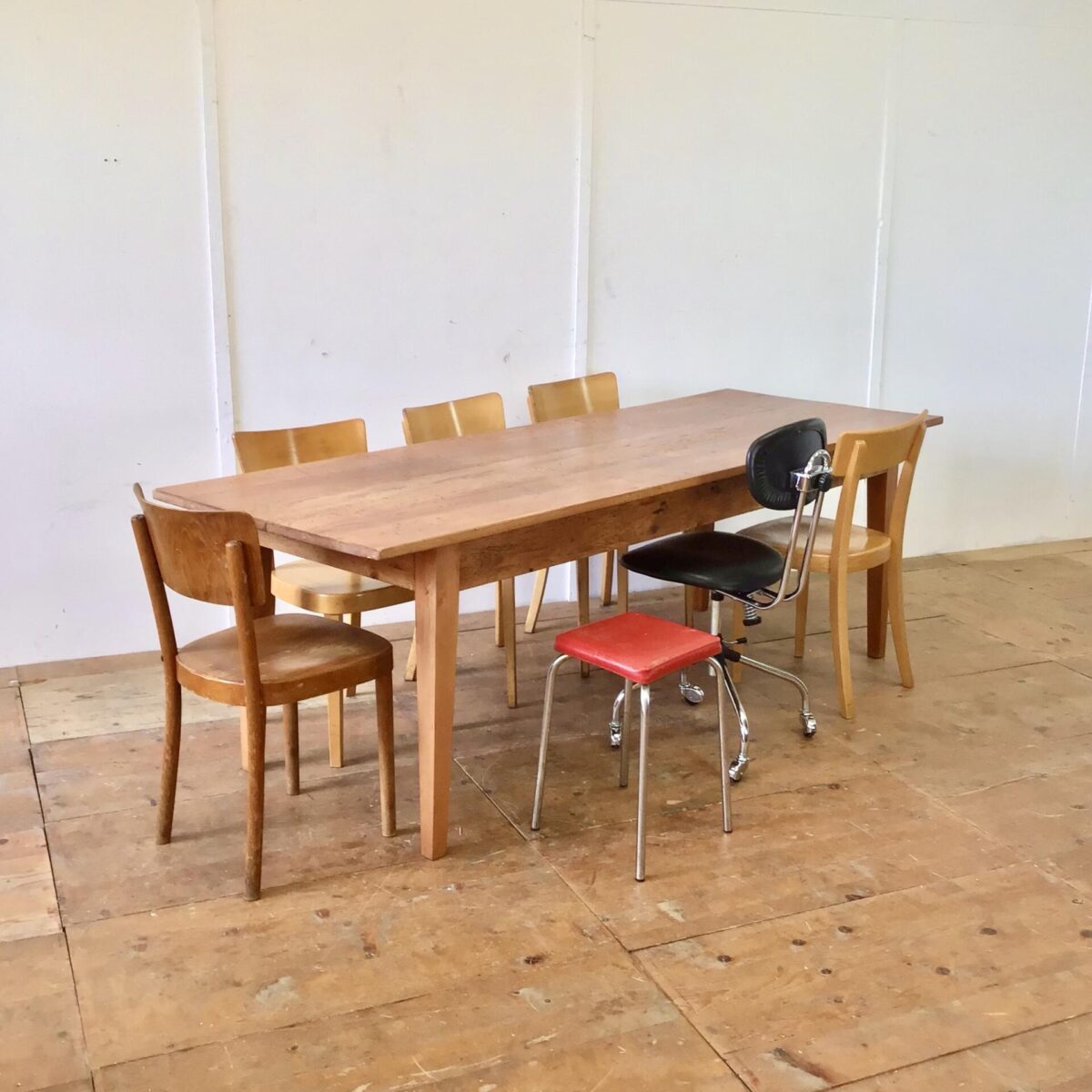 Rötlicher Buchenholz Esstisch. 231x82cm Höhe 76cm. Dieser Lebhafte Holztisch mit Wurmlöchern und Alterspatina ist unrestauriert. Jedoch alles stabil und in Alltagstauglichem Zustand.
