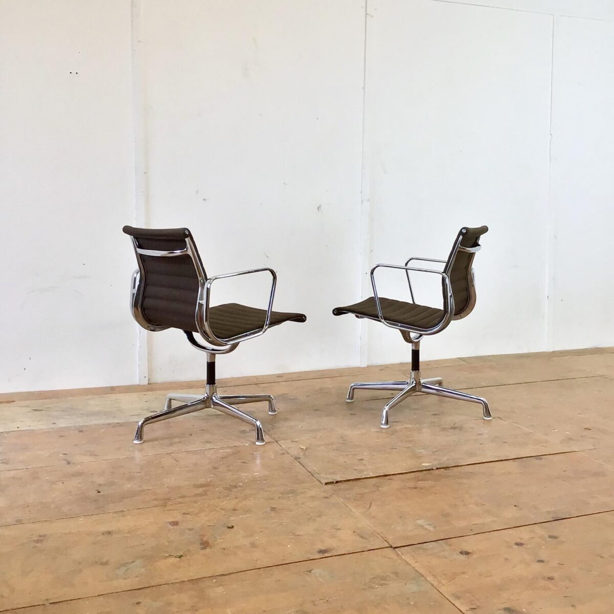 Vitra Aluminium Chair EA 108 von Charles & Ray Eames. Der braune Stoff ist an den Ecken minimal heller. Die verchromten Armlehnen haben ein paar Kratze, ansonsten sind die Sessel in sehr gepflegten, sauberen Zustand. Preis pro Stuhl.