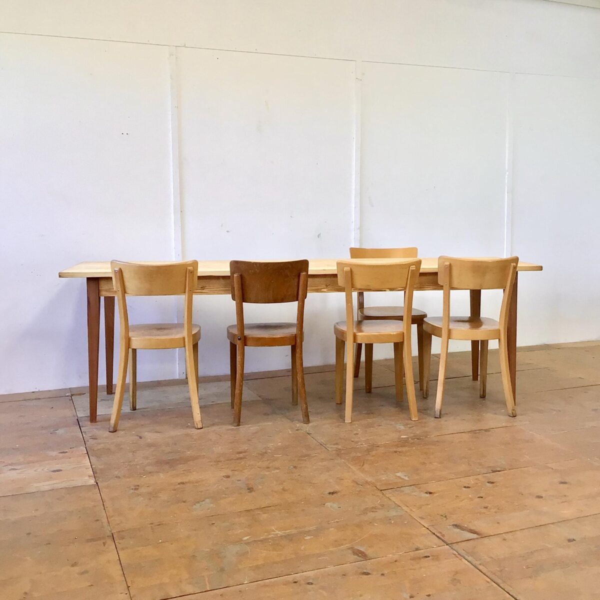 Tannenholz Biedermeiertisch 250x70cm Höhe 77cm. Dieser schlichte lange Holztisch haben wir bei der Restaurierung möglichst geradlinig und Kantig belassen. Der Tisch ist mit Naturöl behandelt. Die Tischbeine sind aus Lärchenholz. 