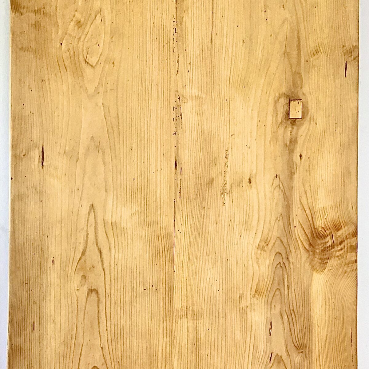 Frisch Aufbereiteter Biedermeiertisch aus Tannenholz. 232x88cm Höhe 77cm. Dieser Esstisch zeichnet sich durch seine praktische Grösse aus, vorallem die grosszügige Tiefe von 88cm ist bei den alten Biedermeier Tischen schwieriger zu finden. Auch das Tischblatt, bestehend aus nur zwei breiten Brettern, hat einen gewissen Seltenheitswert. Auf der Unterseite ist deutlich das Alter zu sehen, durch die Handgehobelte Struktur. Die Holzoberflächen sind mit Naturöl behandelt.