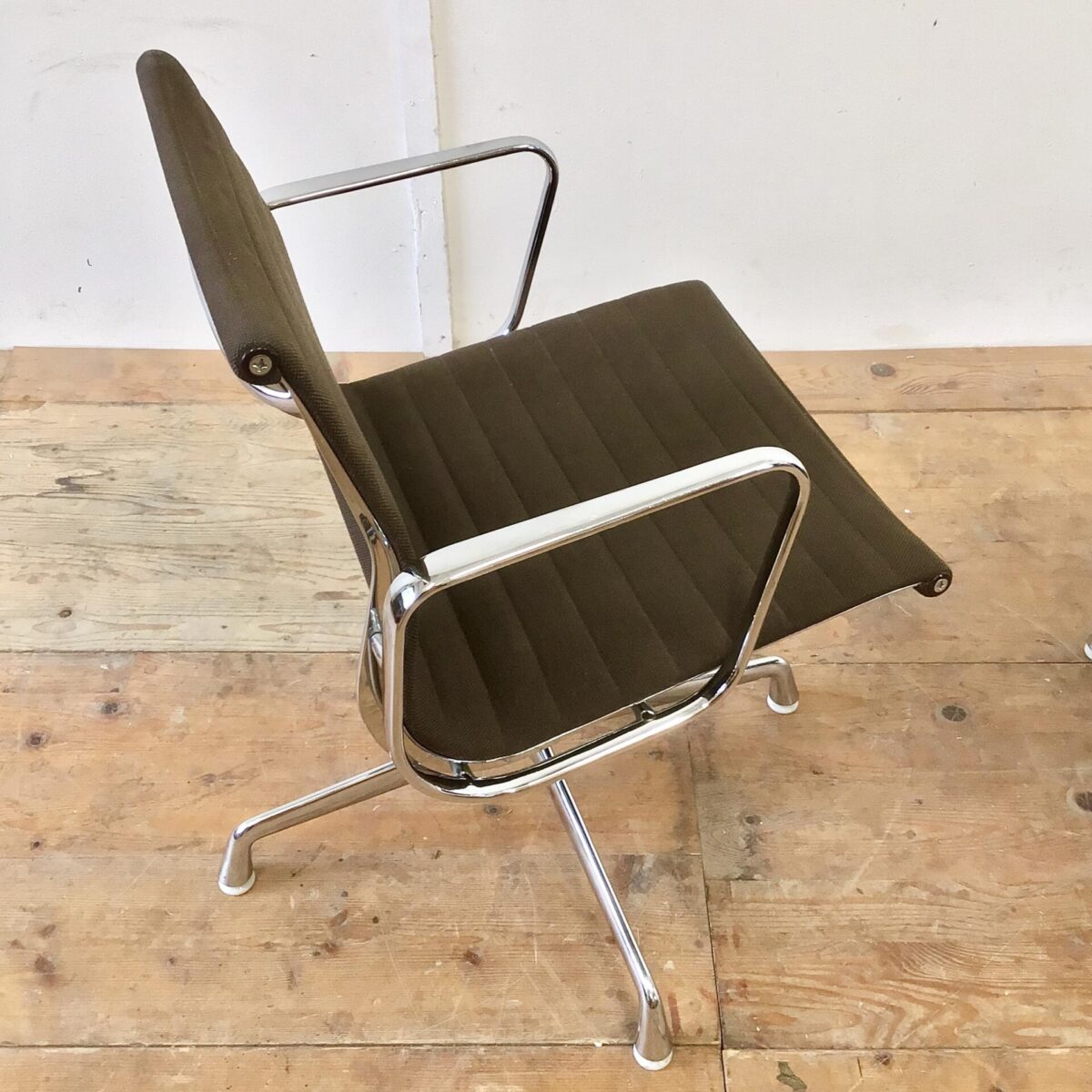 Vitra Aluminium Chair EA 108 von Charles & Ray Eames. Der braune Stoff ist an den Ecken minimal heller. Die verchromten Armlehnen haben ein paar Kratze, ansonsten sind die Sessel in sehr gepflegten, sauberen Zustand. Preis pro Stuhl.