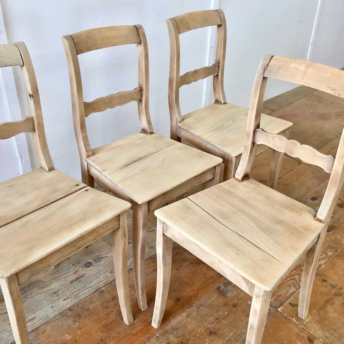 Klassische Biedermeier Stühle aus Buchenholz. Die spezielle matt-helle frische, gepaart mit den Altersspuren und Patina hat uns veranlasst die Stühle unbehandelt zu lassen. 
