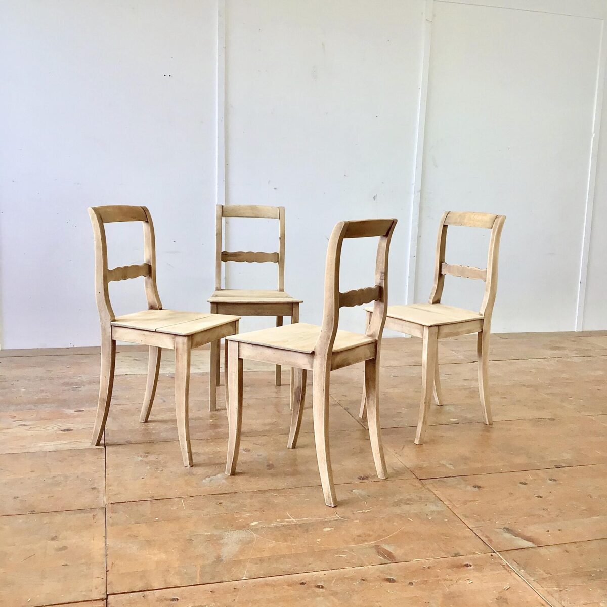 Klassische Biedermeier Stühle aus Buchenholz. Die spezielle matt-helle frische, gepaart mit den Altersspuren und Patina hat uns veranlasst die Stühle unbehandelt zu lassen. 