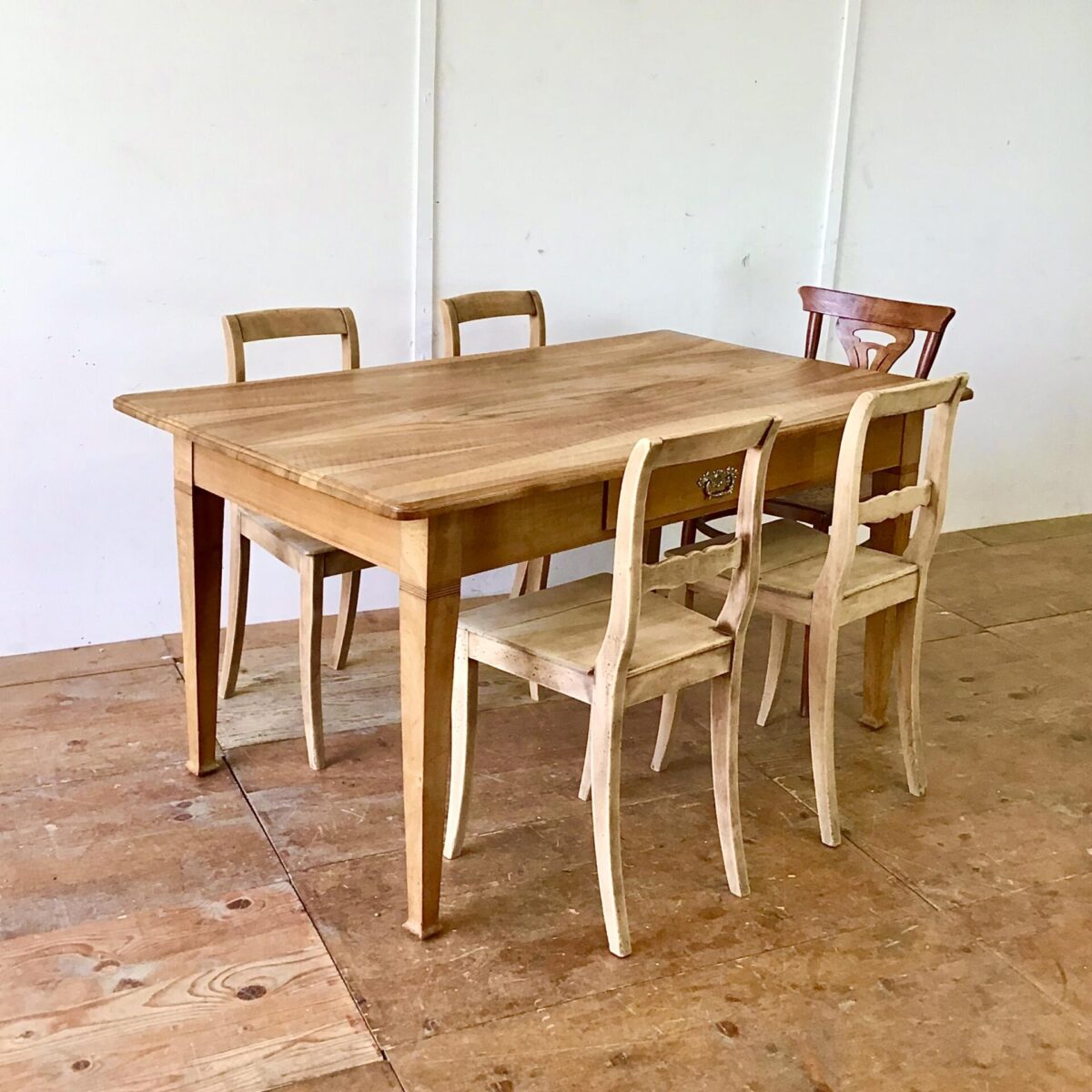 Nussbaum Biedermeier Tisch 154x89cm Höhe 77cm. Dieser Esstisch oder grosse Schreibtisch ist komplett aus Nussbaum Vollholz. Die Holzoberfläche ist lackiert. Lebhafte Holzmaserung, Tischkante leicht profiliert. Der Tisch bietet angenehm Platz für 6 Personen.
