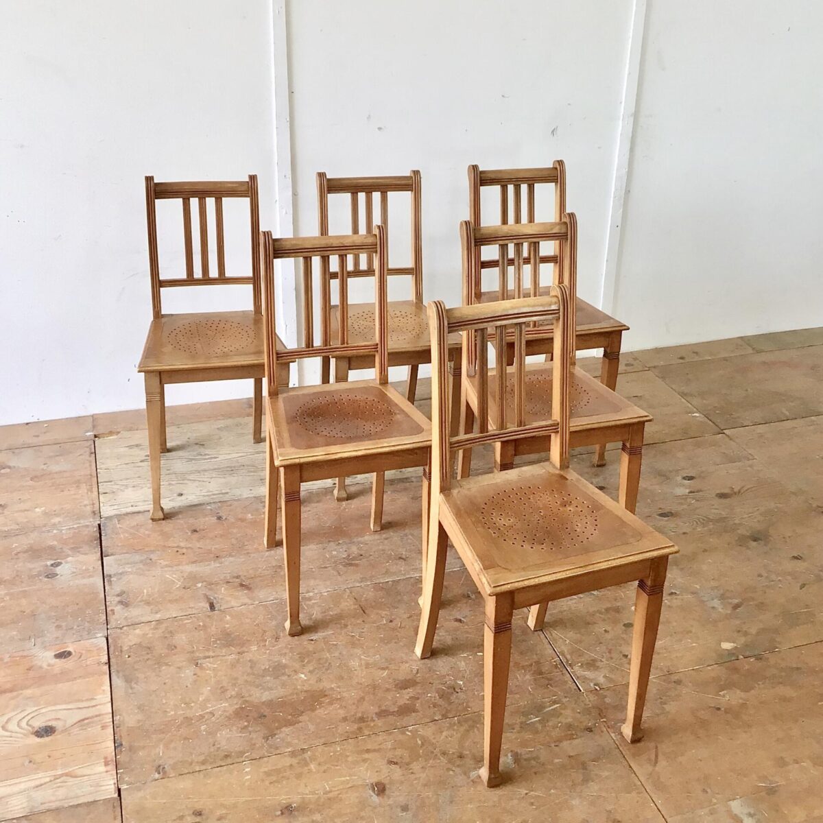 6 Biedermeier Stühle aus Buchenholz in stabilem guten Zustand.