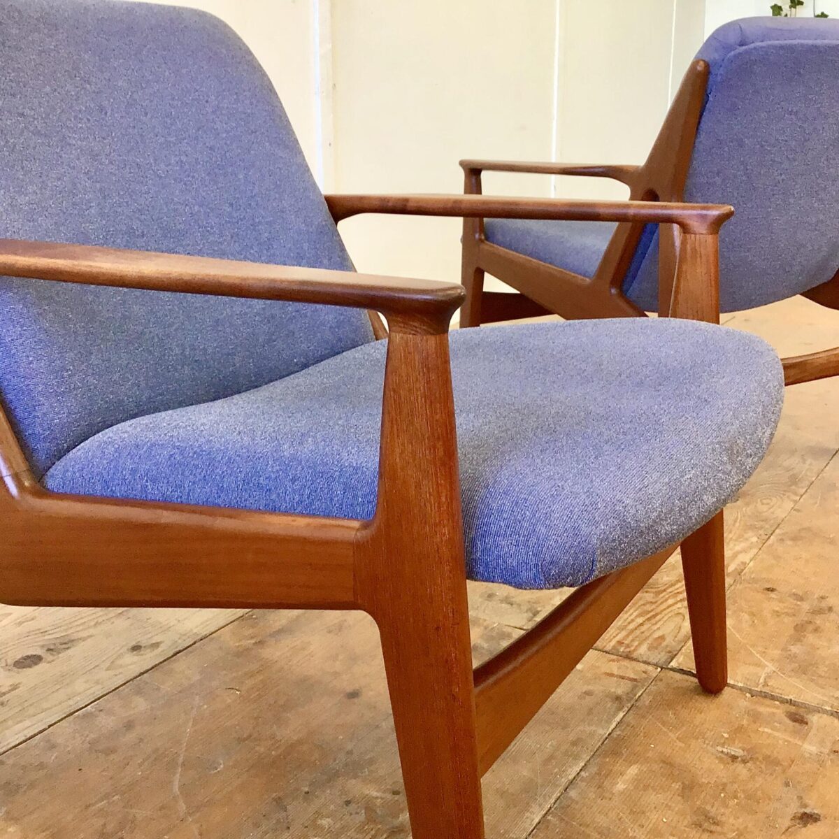 Midcentury Easy Chairs aus Teak. Das genaue Modell hab ich nicht gefunden, dürften von Arne Vodder sein. Die Sessel sind in gutem gepflegten Zustand, der Stoffbezug hat ein paar minimale kleine Flecken. Preis für das Set. 