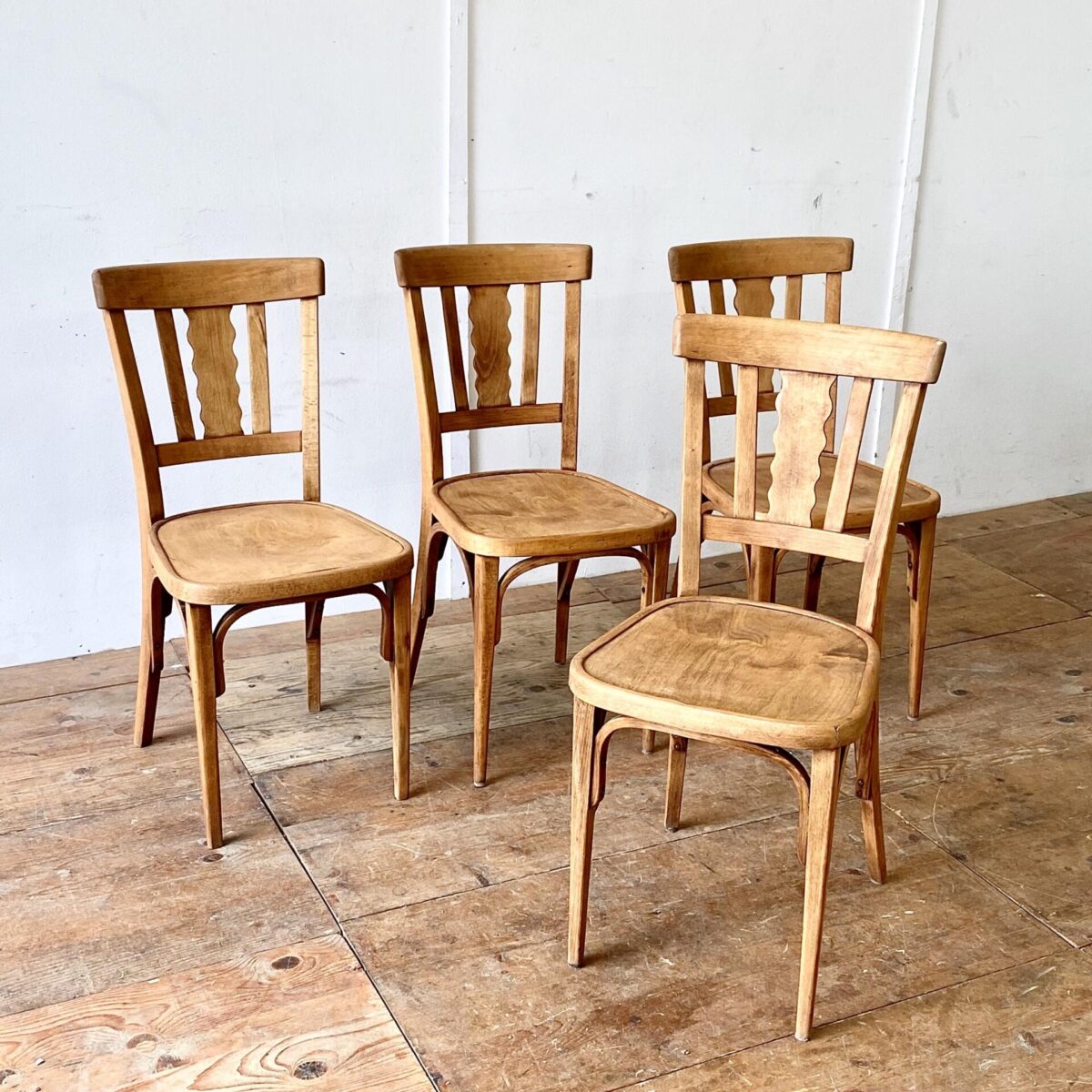 4er Set Bistrostühle von horgenglarus. Diese Stühle wurden mal geschliffen und geölt. Sie haben eine schöne warm-matte Farbe, und trotzdem noch etwas Alterspatina. Technisch sind sie in stabilem funktionalen Zustand.