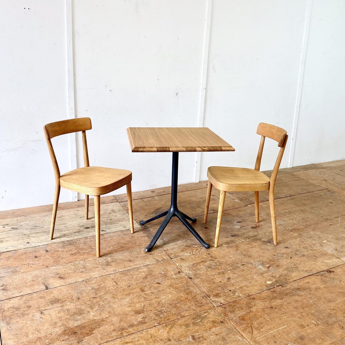 Zwei horgenglarus Stühle von Max Moser aus Eschenholz. Die Stühle sind stabil, Vorderbeine teilweise frisch eingeleimt. Komplett geschliffen und Natur geölt. Warm-matte honiggelbe Ausstrahlung, mit Alterspatina. 