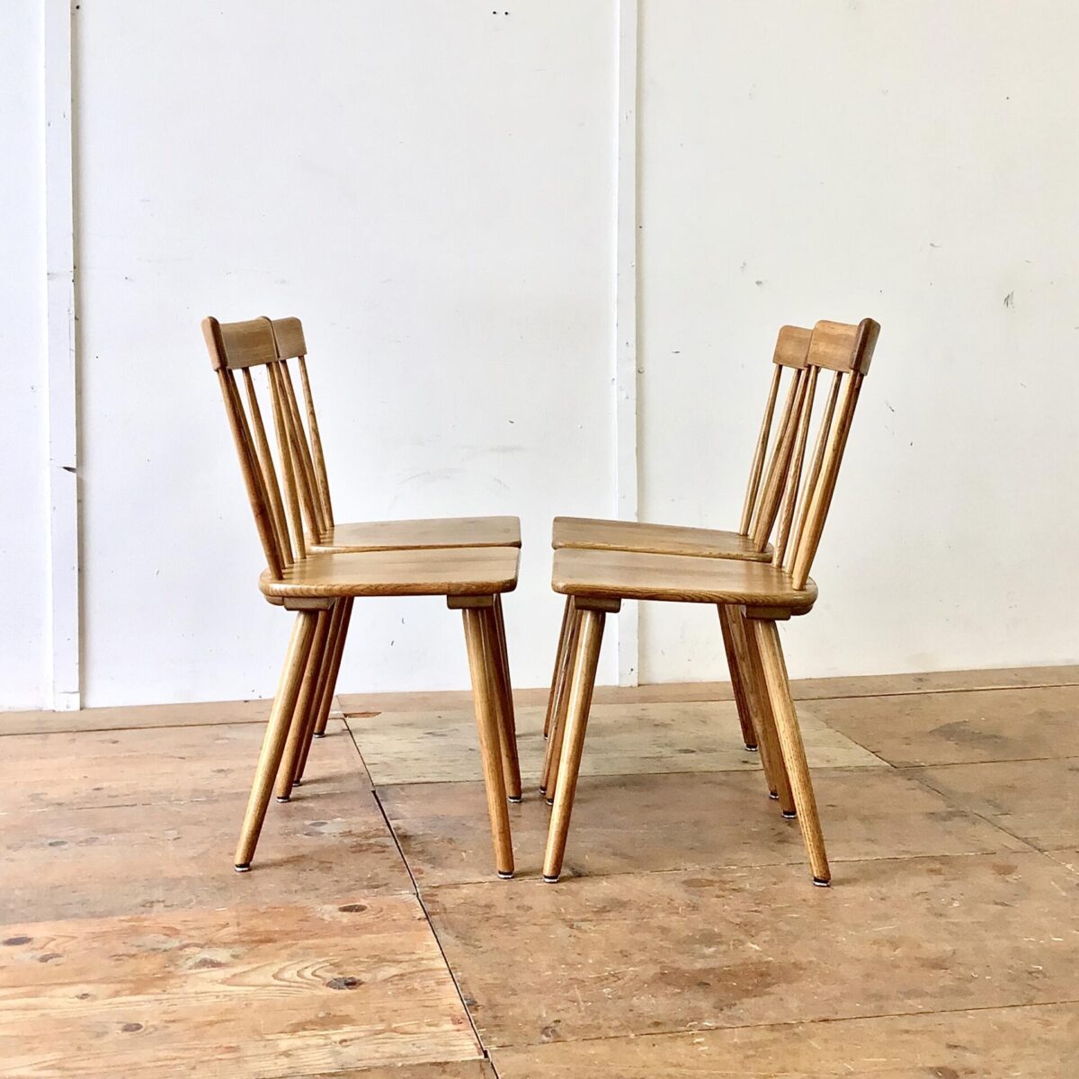 4er Set Sprossenstühle aus Eschenholz von Victoria Möbel. Sitzhöhe 45.5cm. Feingliedrige Bequeme Esszimmer Stühle (Stabellen). Eine schöne Abwechslung im Vergleich zu anderen Schweizer Holzstühlen, welche meistens aus Buchenholz sind.