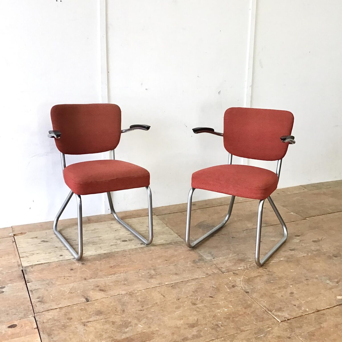 Zwei schöne Stühle von Jan Schröfer für Ahrend de Cirkel. Sitzhöhe ca. 47cm. Bequeme Armlehnstühle im Stile der Bauhaus Stahlrohrmöbel. Passend im Wohnzimmer, als Bürostuhl oder auch am Esstisch. In Gepflegtem gebrauchtem Vintage Zustand. 
