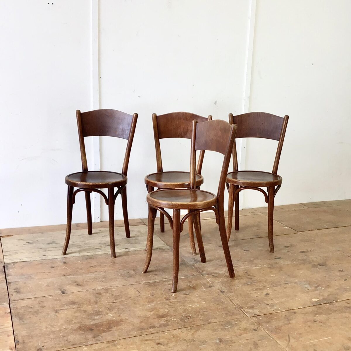 4er Set Bistrostühle von Thonet. Die Stühle sind in in stabilem überarbeiteten Zustand. Vorderbeine teilweise frisch eingeleimt. Warme Dunkelbraune Alterspatina.