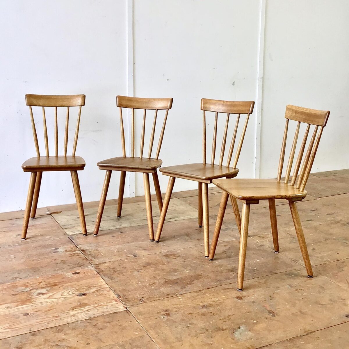 4er Set Sprossenstühle aus Eschenholz von Victoria Möbel. Sitzhöhe 45.5cm. Feingliedrige Bequeme Esszimmer Stühle (Stabellen). Eine schöne Abwechslung im Vergleich zu anderen Schweizer Holzstühlen, welche meistens aus Buchenholz sind.