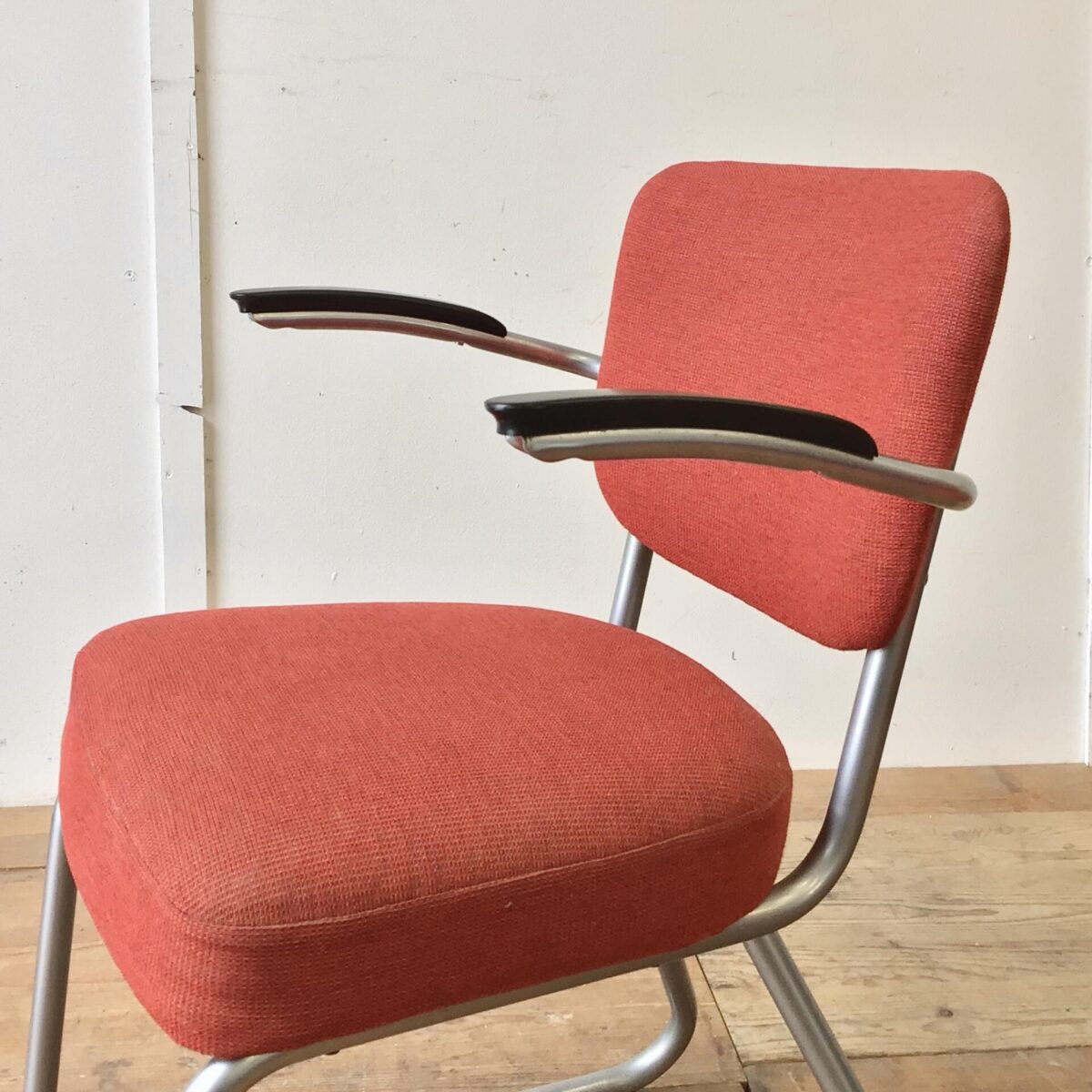 Zwei schöne Stühle von Jan Schröfer für Ahrend de Cirkel. Sitzhöhe ca. 47cm. Bequeme Armlehnstühle im Stile der Bauhaus Stahlrohrmöbel. Passend im Wohnzimmer, als Bürostuhl oder auch am Esstisch. In Gepflegtem gebrauchtem Vintage Zustand. 