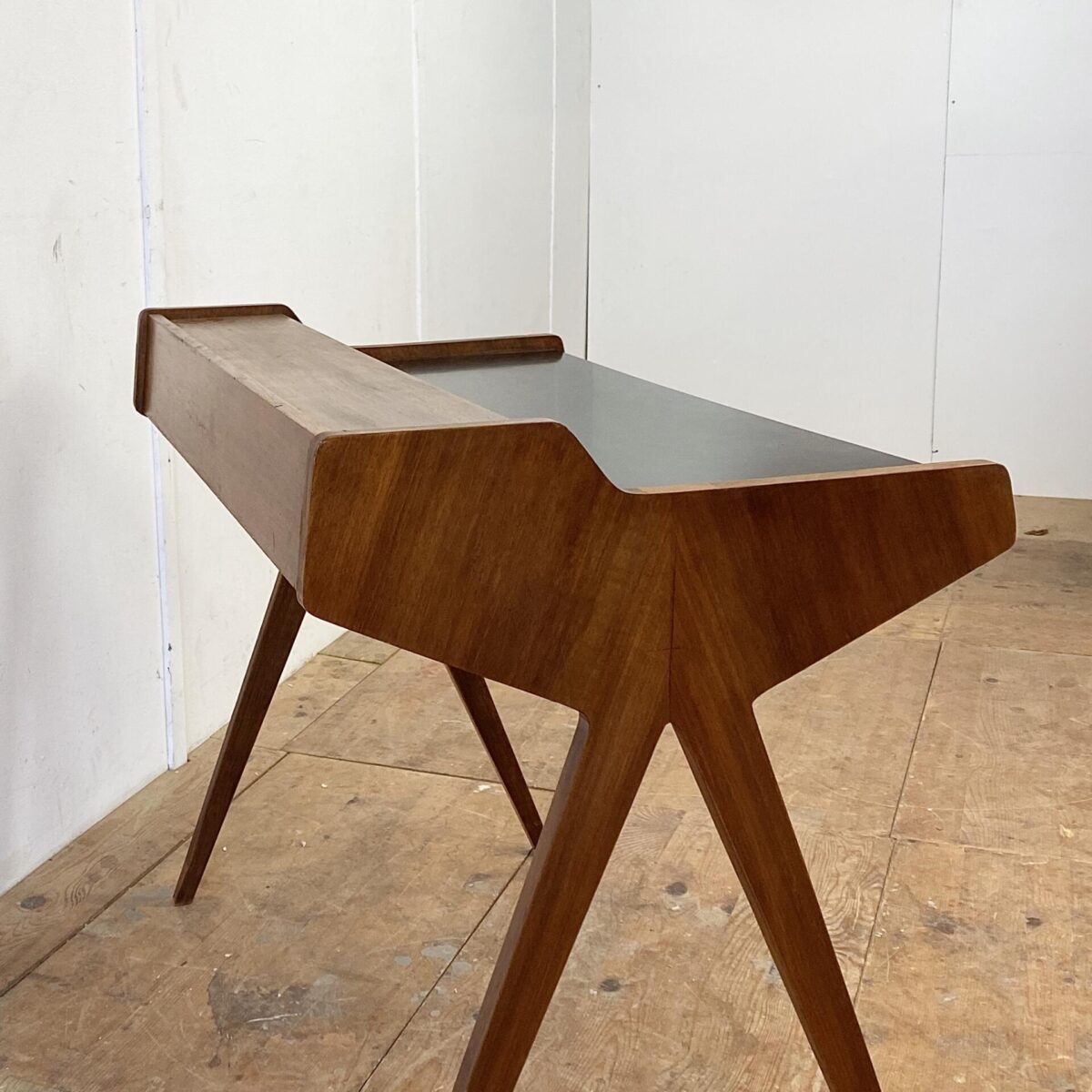 Vintage Nussbaum Schreibtisch. 105x60cm Tischhöhe 75cm. Die Tischfläche und die Schubladen Front ist mit schwarzem Kunstharz (Kelko) Beschichtet. Diverse Furnier Ausbrüche frisch eingesetzt.