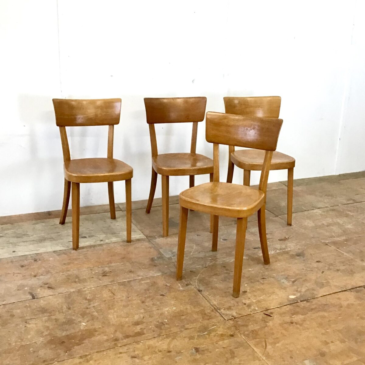 Klassische bequeme Esszimmer Stühle. 30 horgenglarus Beizenstühle. Preis pro Stuhl. Die Stühle sind in gebrauchtem Zustand. Diverse Hicke Schrammen Lack abplatzer, technisch jedoch in stabilem Zustand. 
