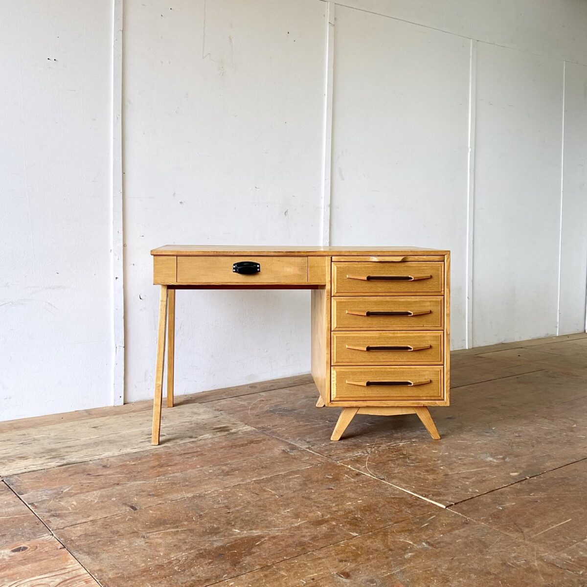 Heller vintage Schreibtisch aus Eschenholz mit Schubladenkorpus. 115x60cm Höhe 74cm. 