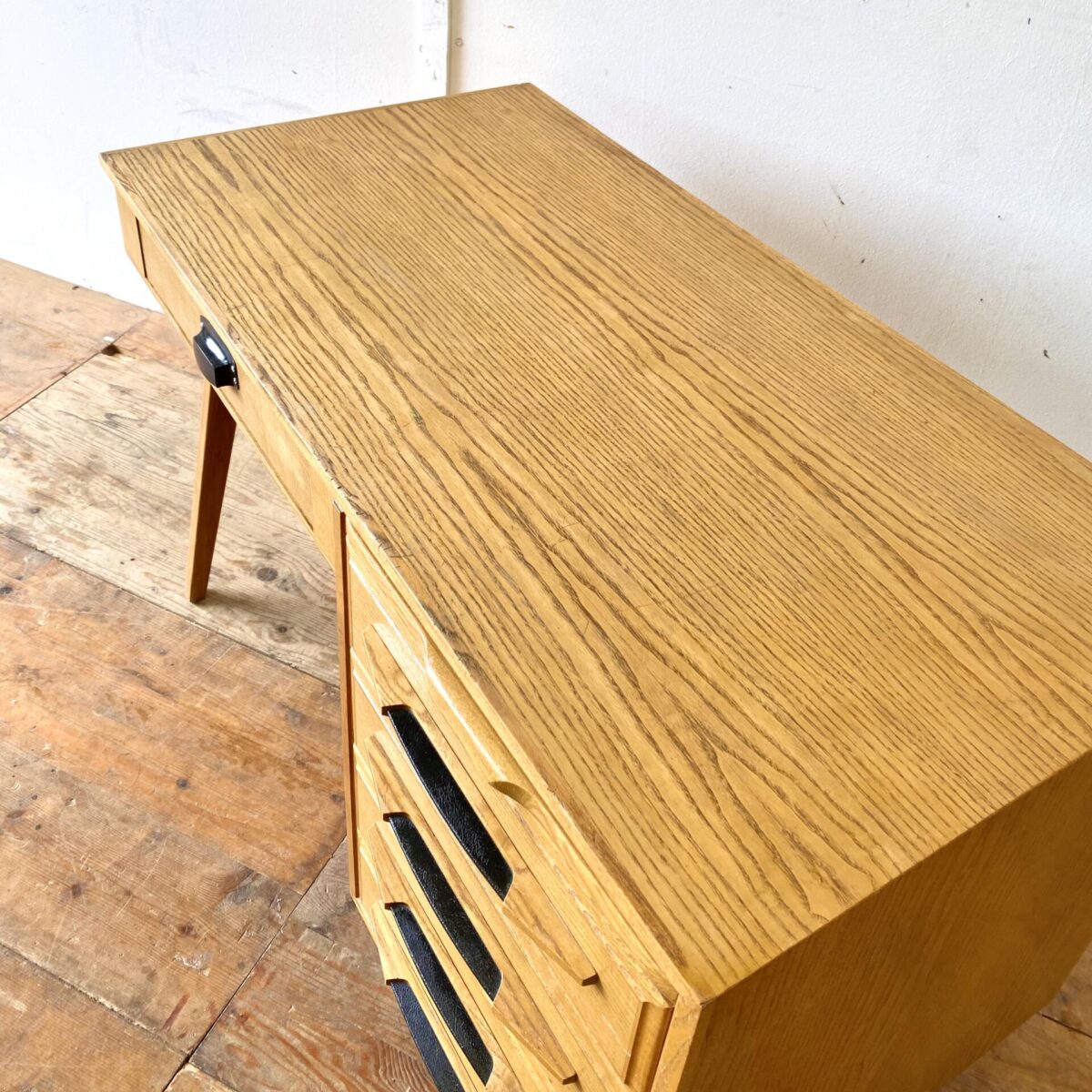 Heller vintage Schreibtisch aus Eschenholz mit Schubladenkorpus. 115x60cm Höhe 74cm. 