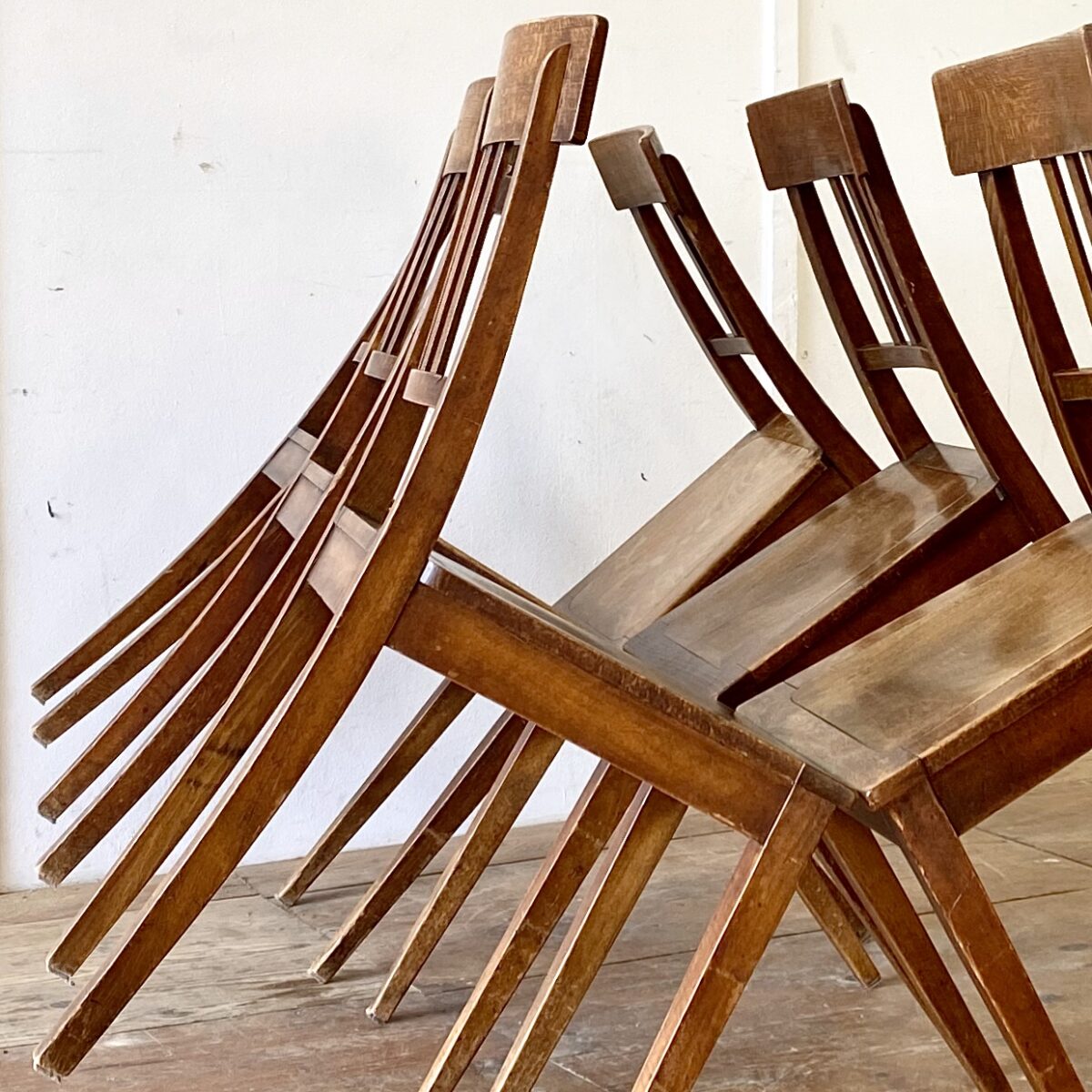 6er Set horgenglarus Stühle in stabilem guten Zustand. Ein mix aus Biedermeierstuhl, und der Bequemlichkeit eines Beizenstuhl, dunkelbraune Alterspatina. 