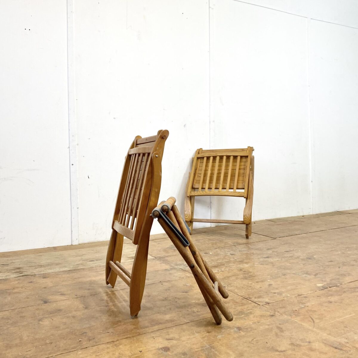 Deuxieme.shop Regiestuhl Holz Klappstühle Gartenstühle. Zwei Klappstühle von Erba, einer mit Armlehnen. Preis für beide, der kleine Klapphocker kostet 45.- Die Stühle sind in gutem funktionalen Zustand. 