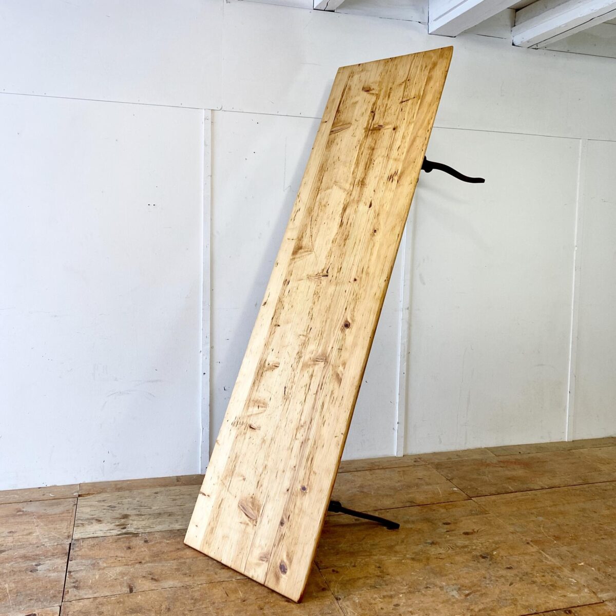 Einfacher alter Beizentisch aus Tannenholz. 250x70cm Höhe 74.5cm. Verlebtes Tischblatt mit Patina frisch aufbereitet, Holzoberfläche geölt. 
