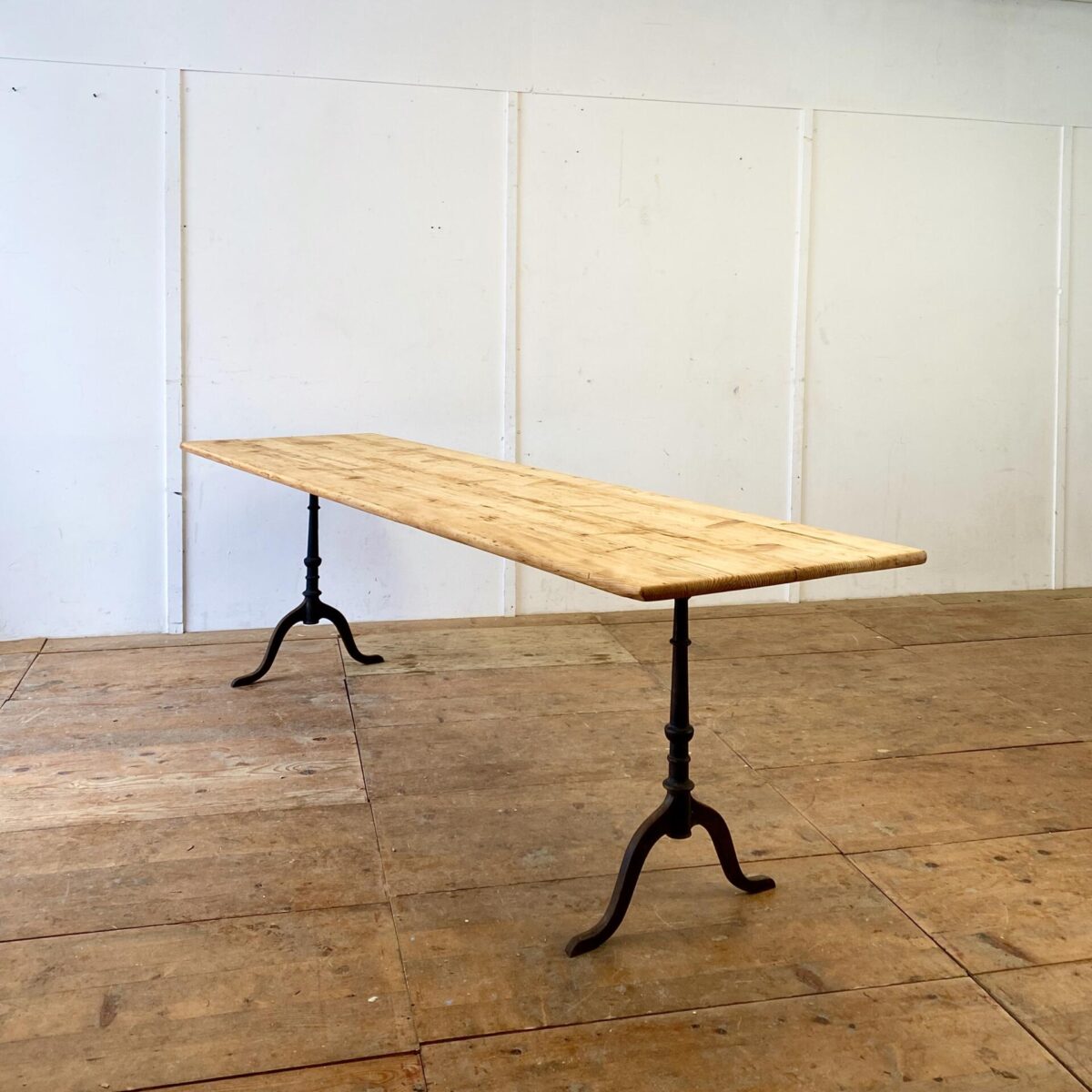 Einfacher alter Beizentisch aus Tannenholz. 250x70cm Höhe 74.5cm. Verlebtes Tischblatt mit Patina frisch aufbereitet, Holzoberfläche geölt. 