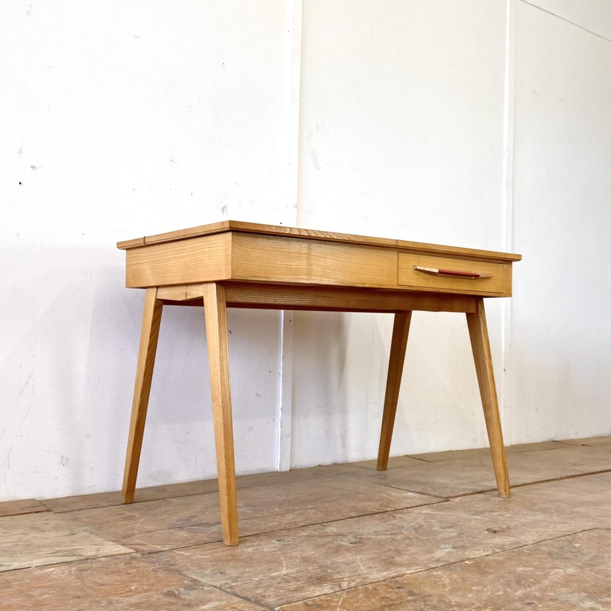 Deuxieme.shop midcentury desk. Schweizer 50er Jahre Schreibtisch aus Esche von Corta Multiform. 105x60cm Höhe 74cm. Der Tisch hat eine Schublade mit Kunstleder griff, und eine Klappe mit Schminkspiegel. 