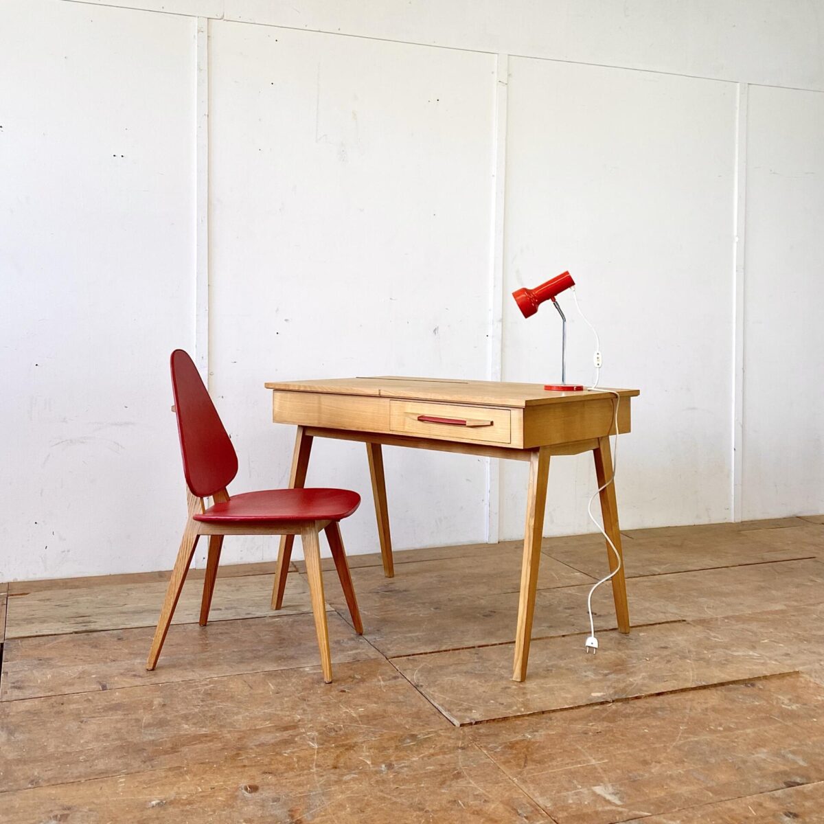 Deuxieme.shop midcentury desk. Schweizer 50er Jahre Schreibtisch aus Esche von Corta Multiform. 105x60cm Höhe 74cm. Der Tisch hat eine Schublade mit Kunstleder griff, und eine Klappe mit Schminkspiegel. 